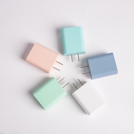 เครื่องชาร์จโทรศัพท์มือถือแบบพกพาสากลอย่างรวดเร็ว 5W 12W 18W 20W 30W 40W 66W