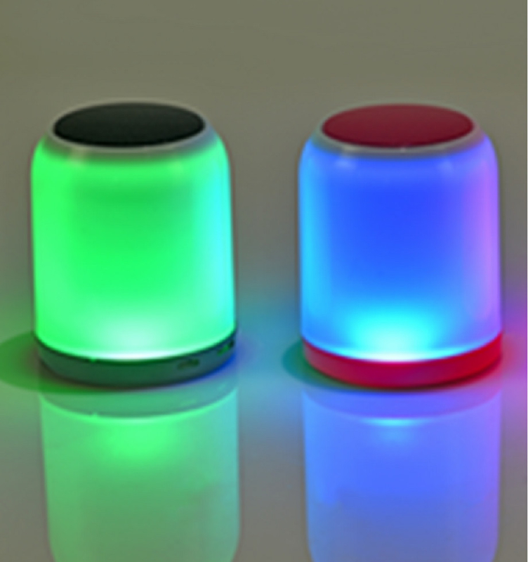 เครื่องเสียงพับตูทูธ พร้อมแสงสีสัน 100Hz-18kHz ความถี่การตอบสนองรองรับ Bluetooth TF ถึง 32GB FM 52mm Driver
