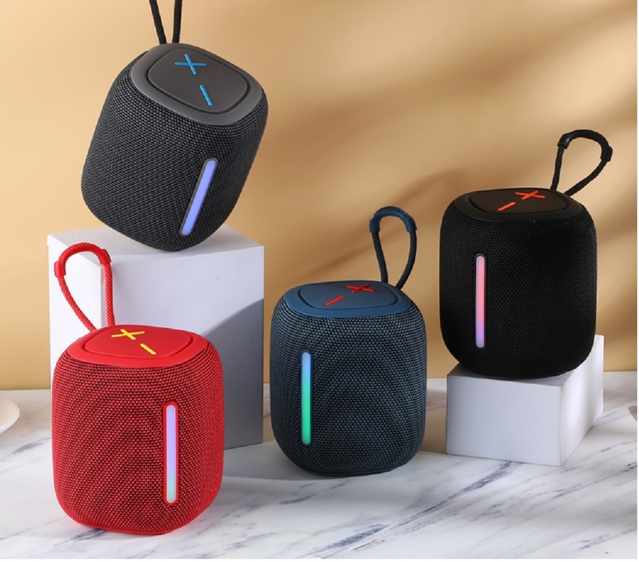 ลำโพงบลูทูธกันน้ำ IPX4 แบบพกพา แบตเตอรี่ 1500mAh ไฟ RGB สายคล้อง AUX/TF/FM/USB เล่นเพลง